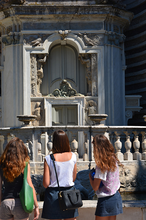 Turiste davanti alla fontana dell'Organo / PhotoSilvana Matozza, Guido Bonacci